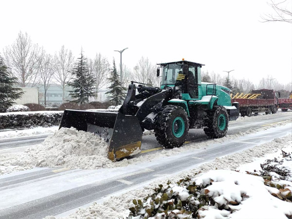 除雪保畅，山推铁肩道义勇担重任！