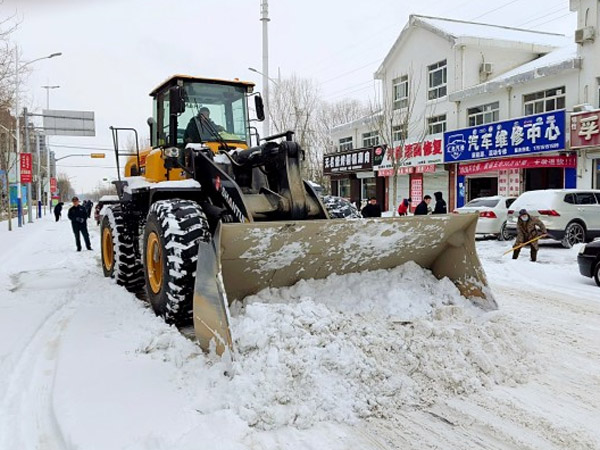 除雪保畅，山推铁肩道义勇担重任！