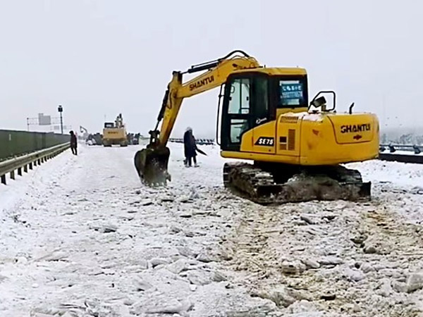 除雪保畅，山推铁肩道义勇担重任！